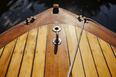 Hohe Winkelansicht von Klampen auf Holzboot am See - CAVF18794