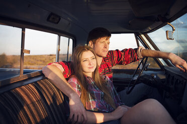 Nachdenkliches Paar sitzt in einem Pick-up-Truck - CAVF19166