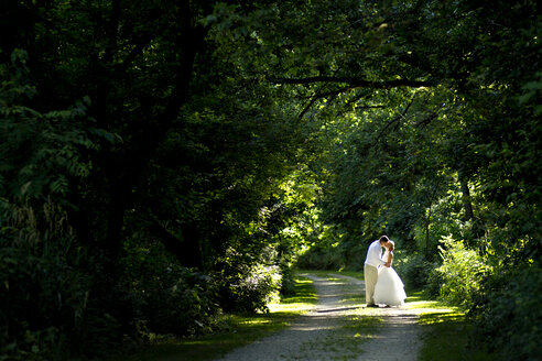 Verheiratetes Paar, das sich im Wald küsst - CAVF19212