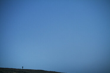 Wanderer auf dem Berg gegen den klaren Himmel - CAVF19329