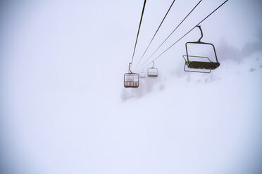 Skilifte in verschneiter Landschaft - CAVF19393