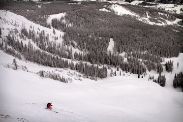 Hohe Winkel Ansicht der Mann Skifahren auf Schnee Piste - CAVF19397