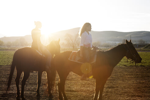 Weibliche Teenager auf dem Pferderücken gegen den klaren Himmel - CAVF19429