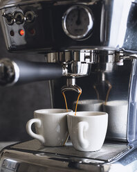 Ausgießen von Kaffee aus der Espressomaschine zu Hause - CAVF19455