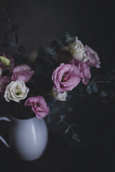 Nahaufnahme von Rosen in einer Vase - CAVF19492