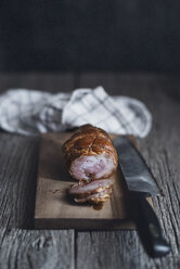 Hohe Winkelansicht von Char Sui Schweinefleisch mit Messer auf Schneidebrett - CAVF19508