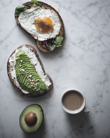 Blick von oben auf das Frühstück auf Marmor, lizenzfreies Stockfoto