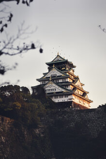 Niedriger Blickwinkel auf die Burg von Osaka gegen den klaren Himmel bei Sonnenuntergang - CAVF19556