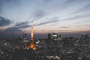 Beleuchteter Tokioter Turm in der Stadt gegen den Himmel in der Abenddämmerung - CAVF19559