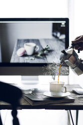 Ausgeschnittenes Bild einer Frau, die Kaffee in eine Tasse gießt - CAVF19571