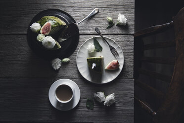 Blick von oben auf Pfannkuchen mit Kaffee und Rosen auf Holztisch - CAVF19595