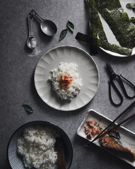 Hochformatige Ansicht von Reis mit Fisch und Nori auf dem Tisch - CAVF19600