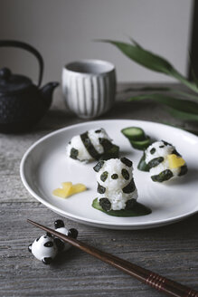 Nahaufnahme von Onigiri in Form eines Pandas auf einem Teller - CAVF19601