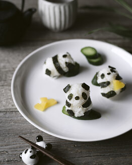 Onigiri in Form eines Pandas auf einem Teller aus einem hohen Winkel - CAVF19602