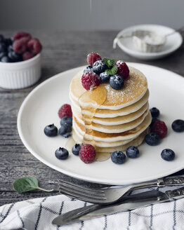 Pfannkuchen und Beeren im Teller auf dem Tisch - CAVF19647