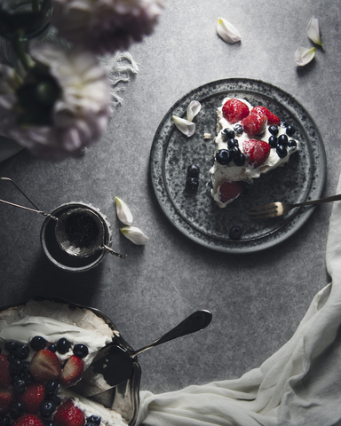 Draufsicht auf eine Pavlova, die in einem Teller auf dem Tisch serviert wird, lizenzfreies Stockfoto