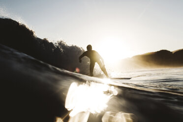 Silhouette Mann Surfbrett auf dem Meer gegen den Himmel bei Sonnenuntergang - CAVF19684