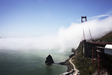 Aussicht auf Wolken inmitten der Golden Gate Bridge über der Bucht gegen den Himmel - CAVF19739