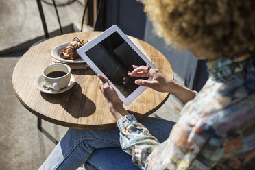 Hohe Winkel Ansicht der Frau mit digitalen Tablet beim Sitzen auf dem Bürgersteig Cafe - CAVF19755