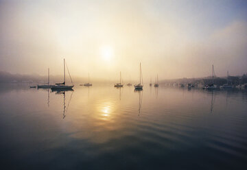 Boote auf dem See gegen den Himmel bei Sonnenuntergang vertäut - CAVF19880