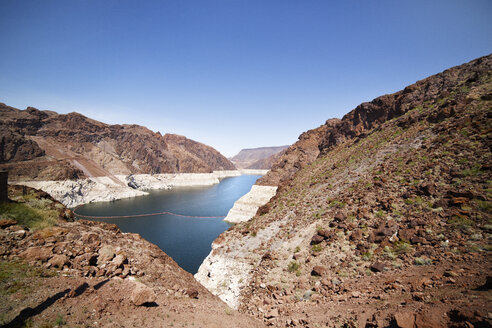 Lake Mead inmitten von Felsformationen vor strahlend blauem Himmel - CAVF19884