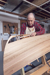 Älterer Mann beim Bootsbau in der Werkstatt - CAVF20003