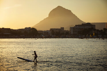 Sportler Paddleboarding im Meer gegen den Himmel - CAVF20078