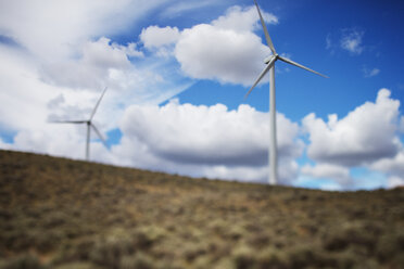 Windkraftanlagen auf einem Feld vor bewölktem Himmel - CAVF20141