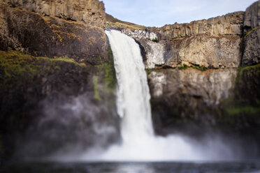 Idyllischer Blick auf den Wasserfall - CAVF20148
