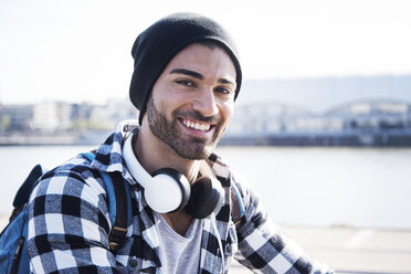 Nahaufnahme eines lächelnden Mannes mit Kopfhörer - CAVF20293