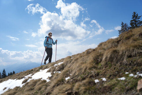 Wanderer auf Berg gegen bewölkten Himmel - CAVF20318