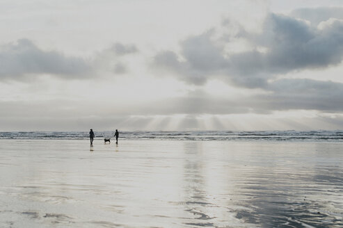 Silhouette Menschen mit Hund von Strand bei Sonnenuntergang - CAVF20489