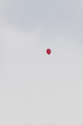 Niedriger Winkel Ansicht der roten Helium-Ballon in der Luft gegen Himmel - CAVF20491