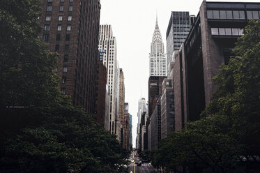 Niedriger Blickwinkel auf das Chrysler Building in der Stadt - CAVF20511