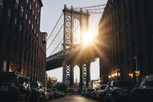 Niedriger Blickwinkel auf die Manhattan Bridge gegen den Himmel - CAVF20512