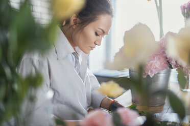 Floristin in einem Blumenladen - CAVF20513