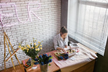 Hohe Winkel Ansicht der Frau arbeiten am Tisch in Blumenladen - CAVF20517