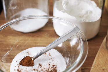 Nahaufnahme von Kakaopulver und Mehl in einer Schüssel auf dem Tisch - CAVF20706