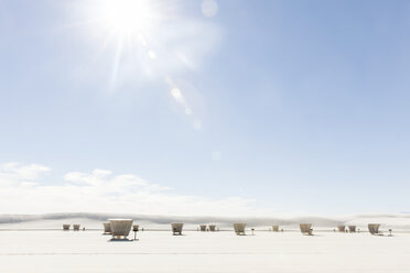 Strandkörbe mit Kapuze am White Sands National Monument gegen den Himmel an einem sonnigen Tag - CAVF20750