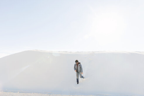 Mann beim Spaziergang im White Sands National Monument gegen den Himmel an einem sonnigen Tag - CAVF20753