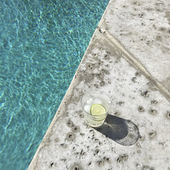 Blick von oben auf Limonade am Swimmingpool - CAVF20992