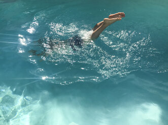 Hohe Winkel Ansicht des Mannes Tauchen im Schwimmbad - CAVF20993