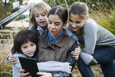 Lehrerin zeigt Schulkindern während einer Exkursion einen Tablet-Computer - CAVF21086