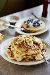 Pfannkuchen mit Bananenscheiben im Teller serviert - CAVF21148