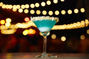 Cocktail im Martiniglas auf dem Tisch im Nachtclub - CAVF21153