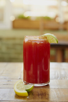 Nahaufnahme einer Bloody Mary im Glas mit Zitronenscheiben auf dem Tisch - CAVF21155