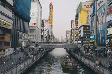 Dotonbori-Kanal inmitten von Gebäuden in der Stadt - CAVF21167