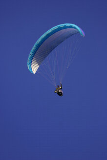 Low angle view of man paragliding in klaren blauen Himmel - CAVF21971