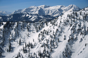 Panoramaaussicht auf schneebedeckte Berge - CAVF21998