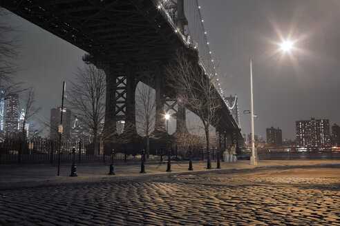 Beleuchtete Straße unter der Manhattan Bridge in der nächtlichen Stadt - CAVF22112